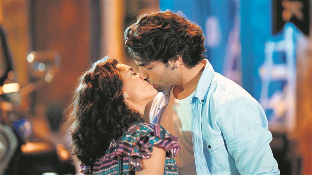 Katta kokrakli oqituvchi kiyim almashtirish xonasida oz yigitini sikadi.