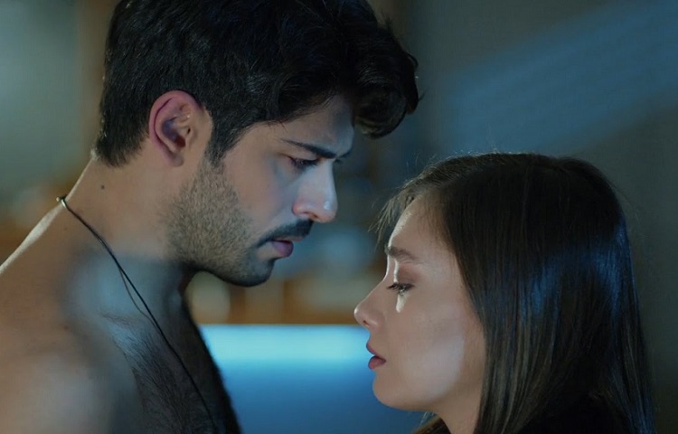 Kara Sevda�da Burak Özçivit ile Neslihan Atagül�ün öpüşme sahnesi