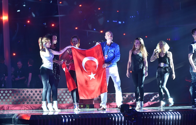 Serhat, Eurovision sahnesinde!