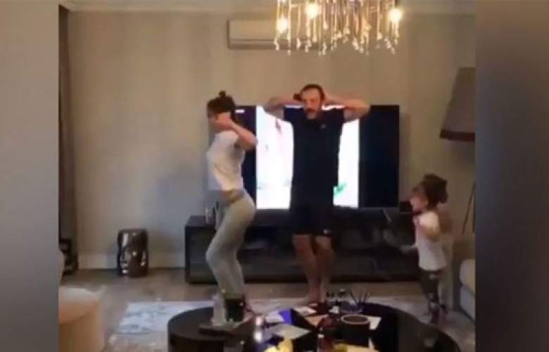 "Uzaylı dansı" modasına Demet Akalın da uydu