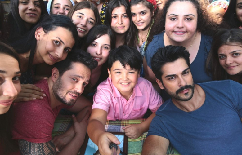 Murat Boz ile Burak Özçivit selfie rekoru kırdı!