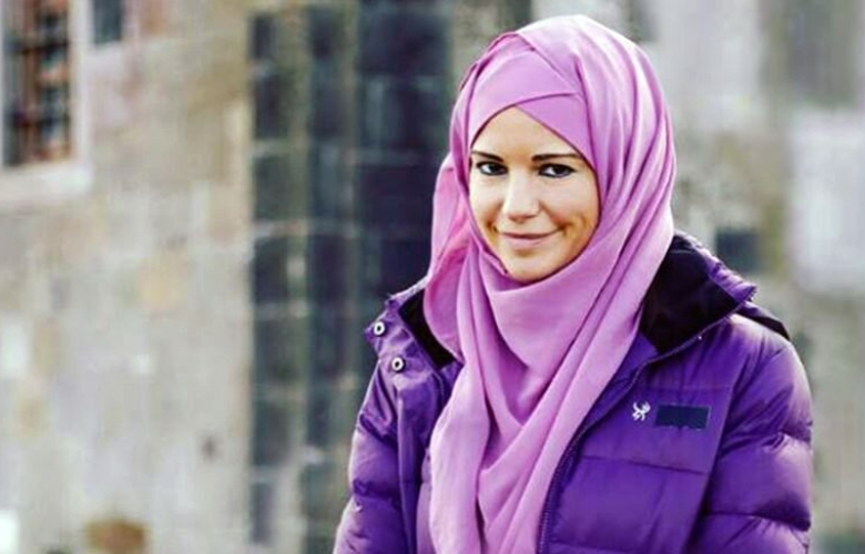 Burcu Çetinkaya türbanı çıkardığını açıkladı 