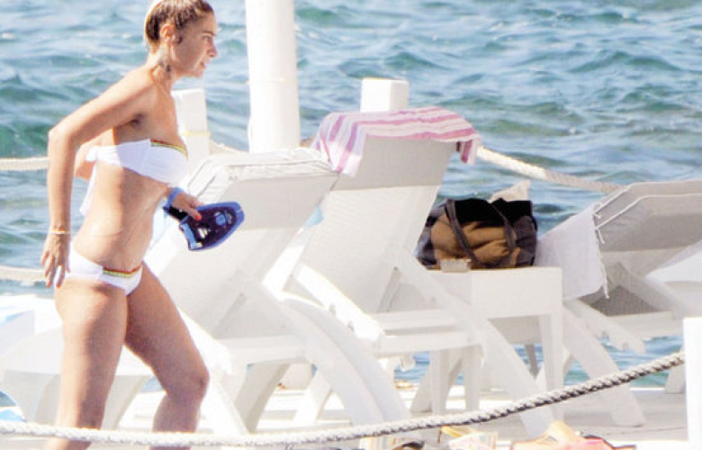 Sıla bu yaz ilk kez bikiniyle görüntülendi