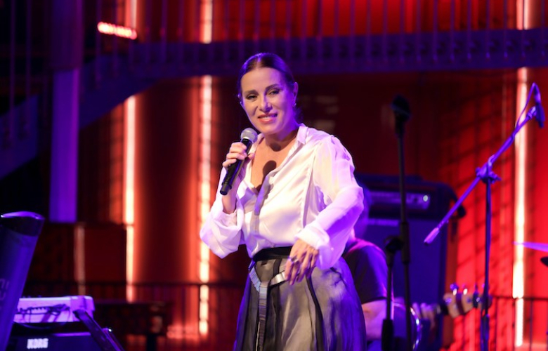 ZUHAL OLCAY MİKROFONU KIZI CEREN'E UZATTI