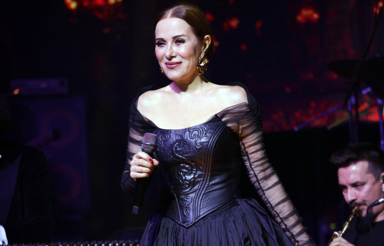 ZUHAL OLCAY MUHTEŞEM REPERTUARIYLA MEST ETTİ