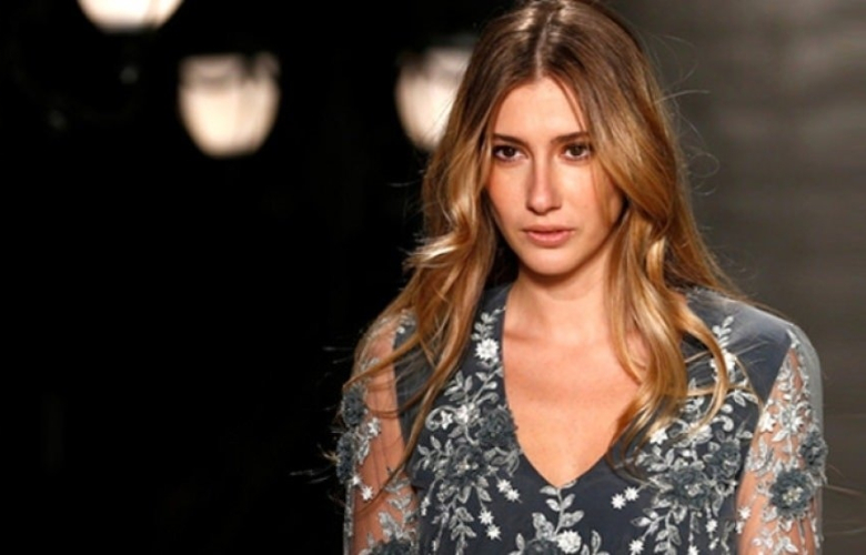 Şeyma bu kez üstsüz paylaşım yaptı. 