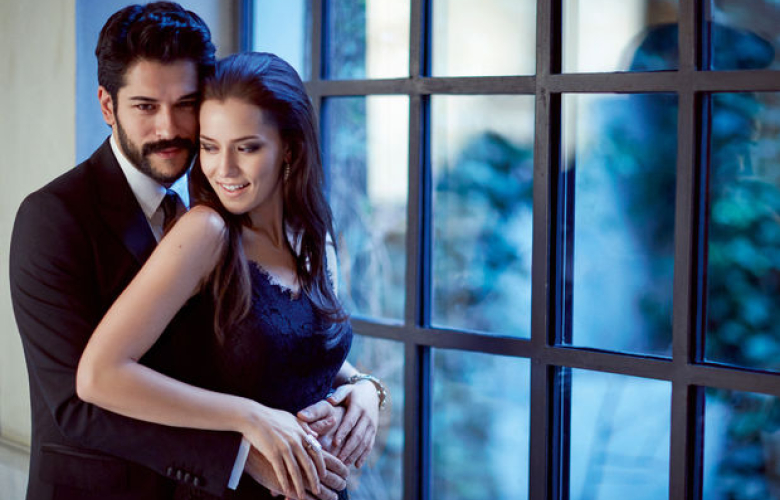Burak Özçivit ve Fahriye Evcen çiftini hayranları yalnız bırakmadı!