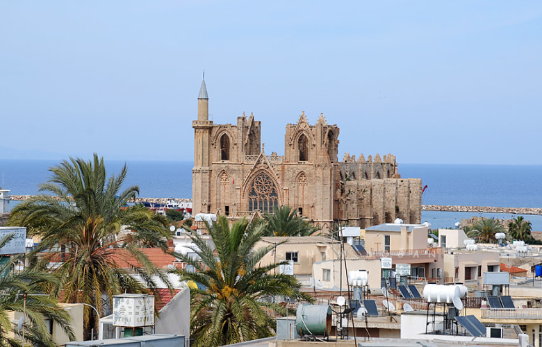 Artık o da Kıbrıslı... Ünlü şarkıcı Kıbrıs'tan daire aldı!