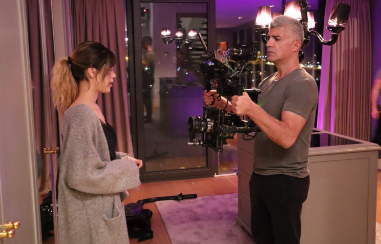 Özcan Deniz evini film platosu yaptı, oyuncular ise ayrıldığı eşi ve oğlu oldu! Meğer Özcan Deniz ve eski eşi birlikte yaşıyormuş. 