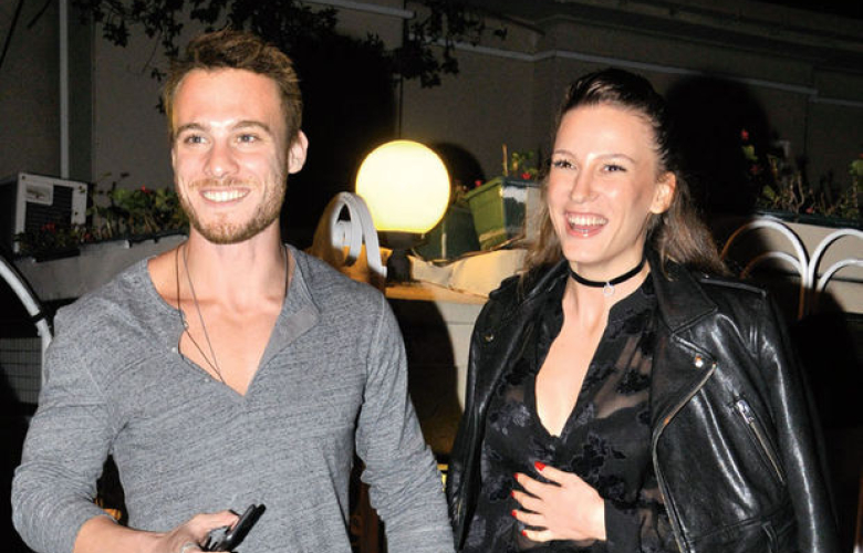 Serenay Sarıkaya ile Kerem Bürsin çiftinden ayrılmadık pozu!