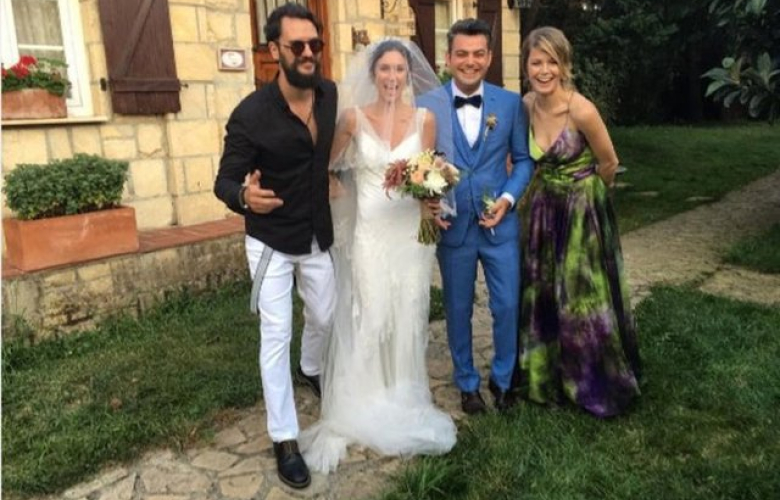 Burcu Biricik'ten şaşırtan balayı! Arkadaşlarıyla balayına çıktı!