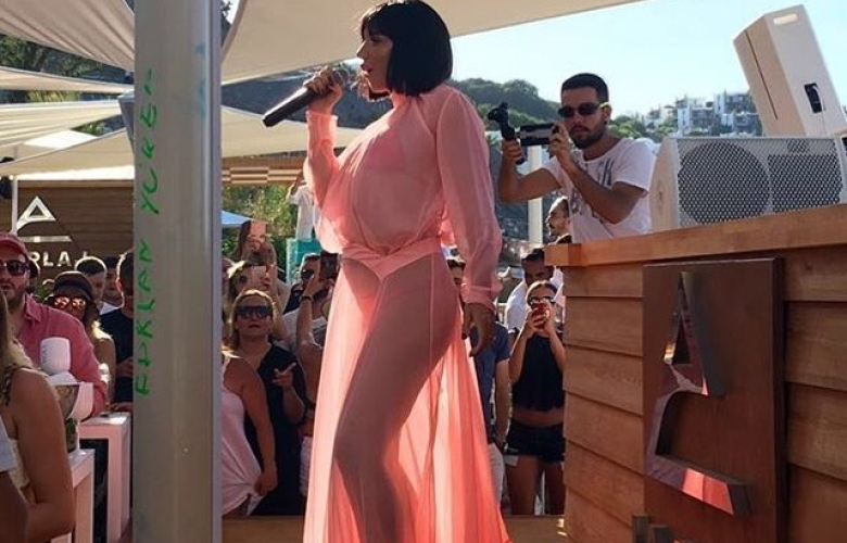 Gülşen bikinili yakalanmamak için denizde gazetecilerden kaçtı, bugün sahneye bikiniyle çıktı!