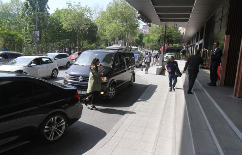 Hadise gizemli bir erkekle yakalandı