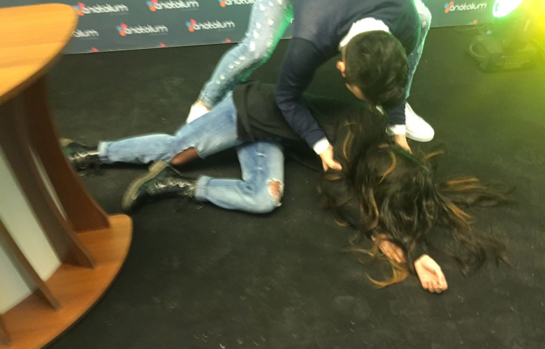 Çılgın hayran sahnede bayıldı. 