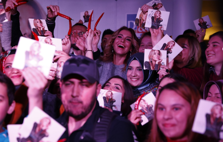 Gülben Ergen'den kırmızı biberli imza günü!