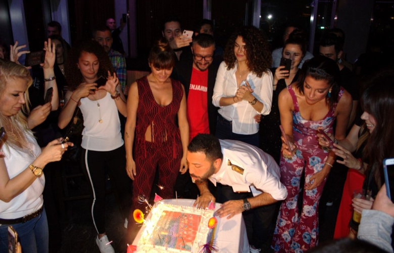 Aşkım Kapışmak turnesini ve doğum gününü dostlarıyla kutladı