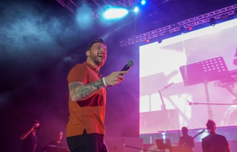 SİNAN AKÇIL SAHNEDE AŞKINI HAYKIRDI! "ÇOK GÜZEL BİR AŞK YAŞIYORUZ!"