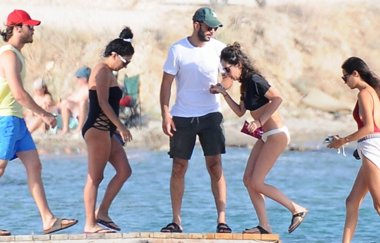 Barış Arduç, Aras Bulut İynemli ve Engin Öztürk, arkadaşlarını ünlü tatil beldesinde topladı