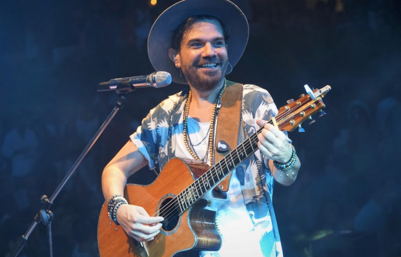 Kenan Doğulu ile Alaçatı'da muhteşem plaj partisi!