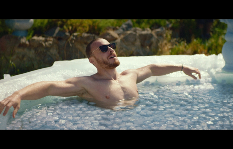 Kerem Bürsin'in aşırı ferah reklamı