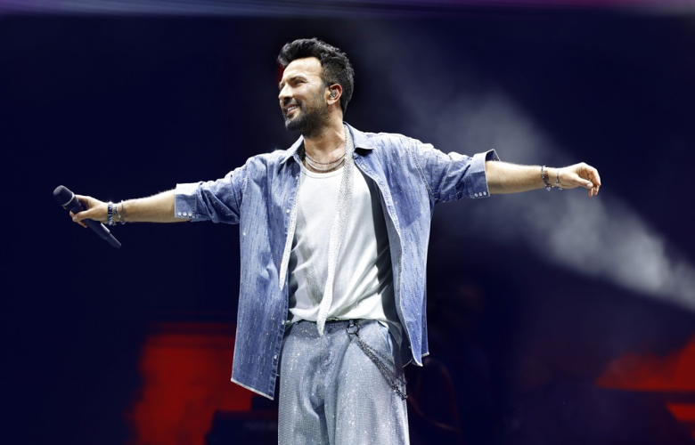Tarkan, İzmir'de sevenleriyle buluştu 