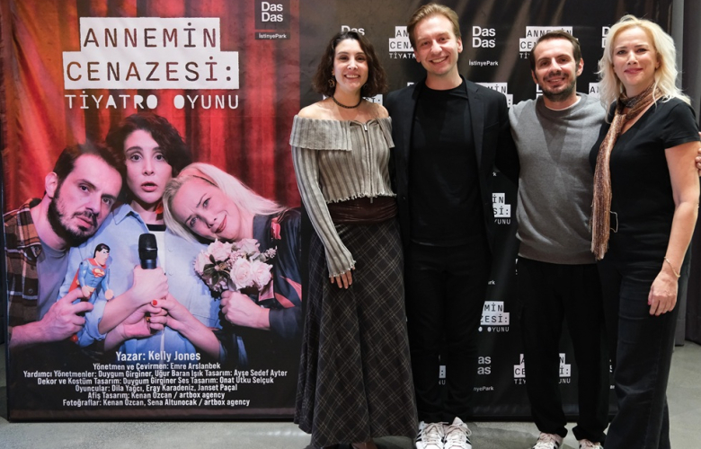 ‘ANNEMİN CENAZESİ: TİYATRO OYUNU’ PRÖMİYERİNİ GERÇEKLEŞTİRDİ