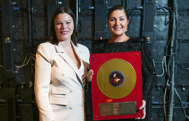 SİBEL CAN’A ALTIN PLAK