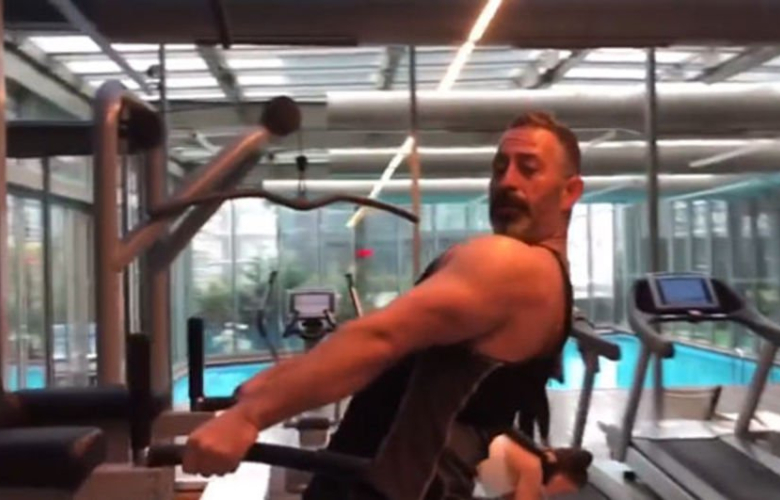 Cem Yılmaz'dan vücut şov!