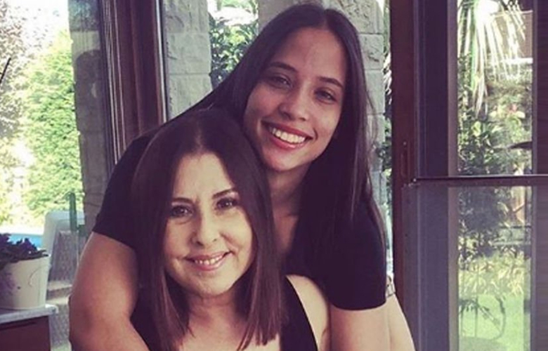 Nilüfer 63'üncü yaşını kızıyla kutladı