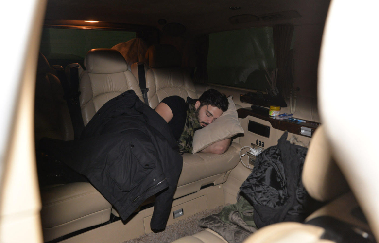 İki konser arası yorgunluktan  arabasında uyuya kaldı...