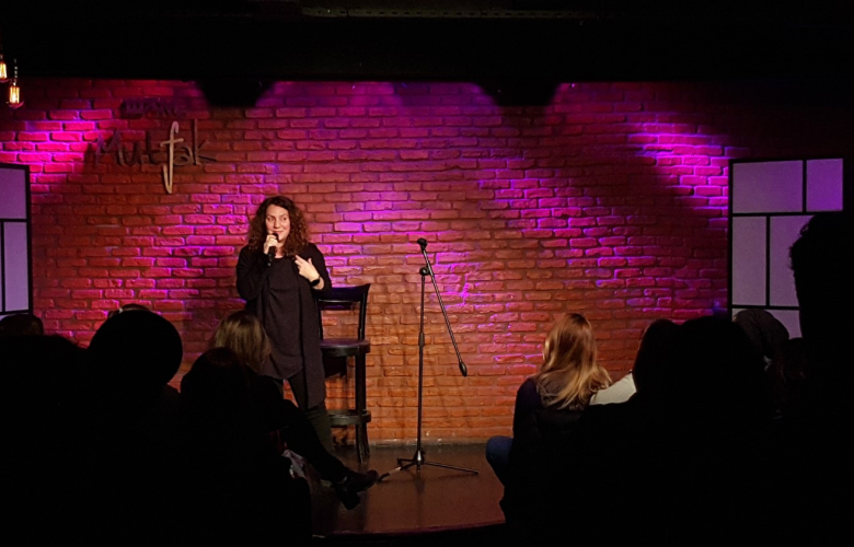 Ünlü radyocu sahnede güldürmeye devam ediyor