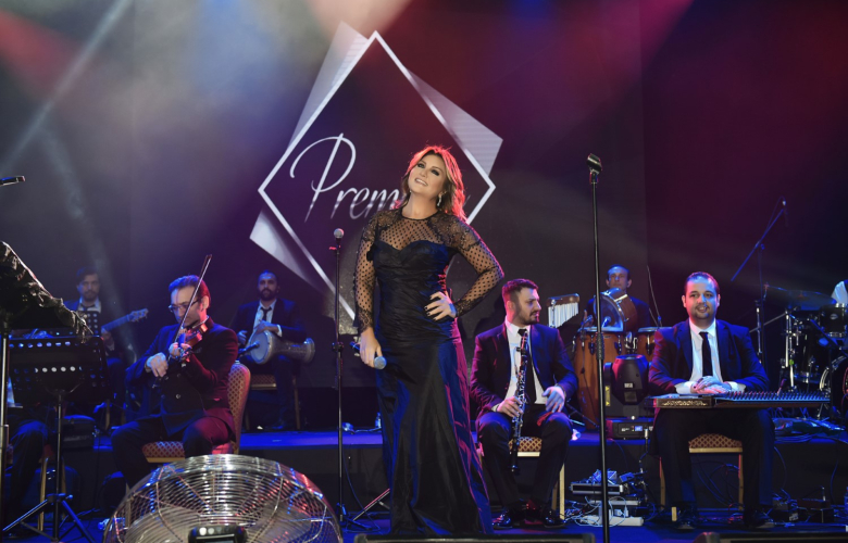 Sibel Can'dan sahnede kadınlar günü mesajı! 