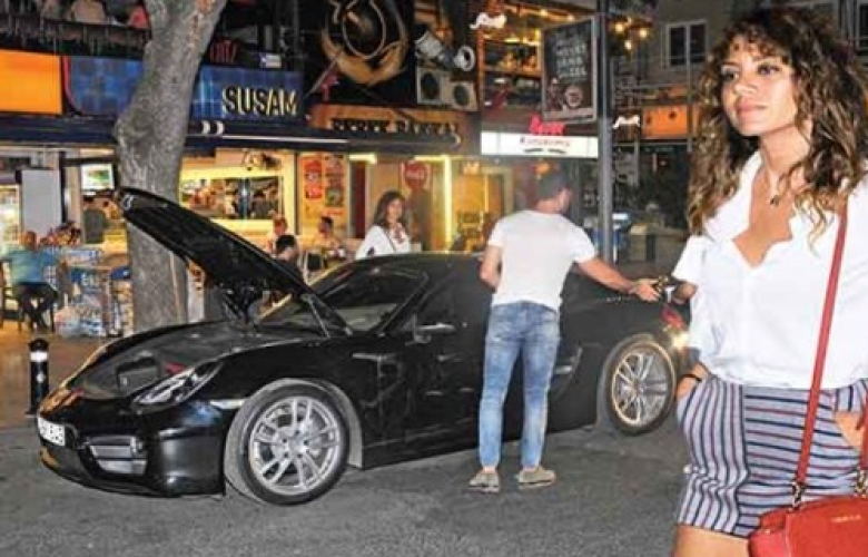 Gökçe Bahadır sevgilisiyle gecelerde..