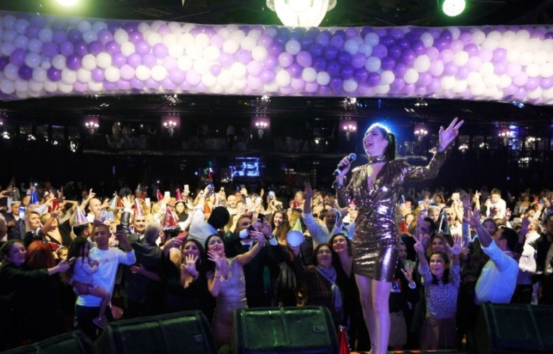 Tuğba Özerk Antalya'da sahnedeydi