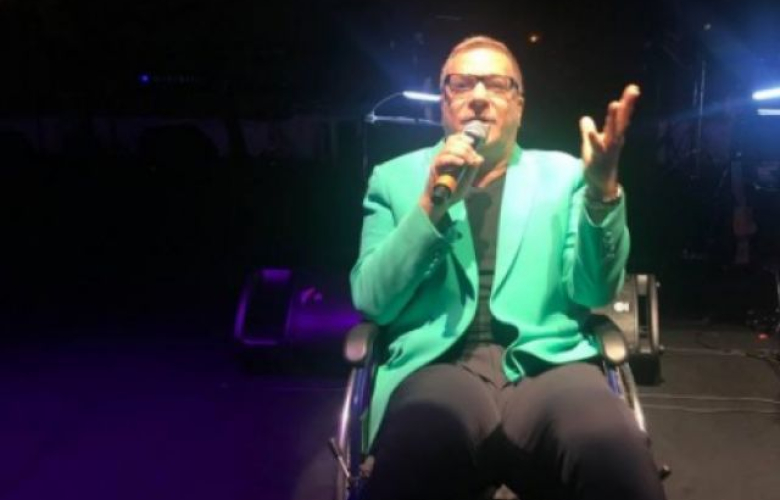 Mehmet Ali Erbil, hastalanmasına rağmen sahneye dün gece tekerlekli sandalye ile çıktı