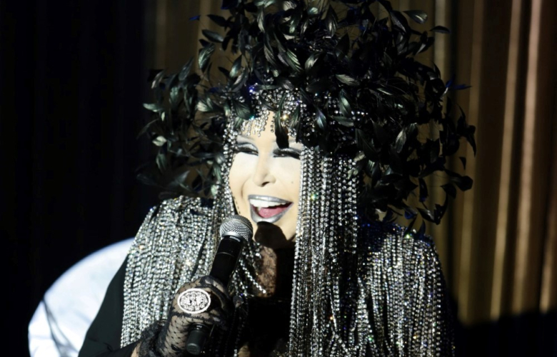 Bülent Ersoy hastaneden sonra ilk kez Kıbrıs'ta sahneye çıktı. İlginç elbisesi ile konuşuldu. 