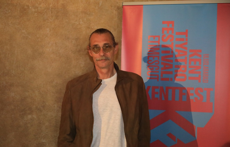 ERDAL BEŞİKÇİOĞLU, “TİYATRO SİYASETTEN AYRI DÜŞÜNÜLEMEZ”