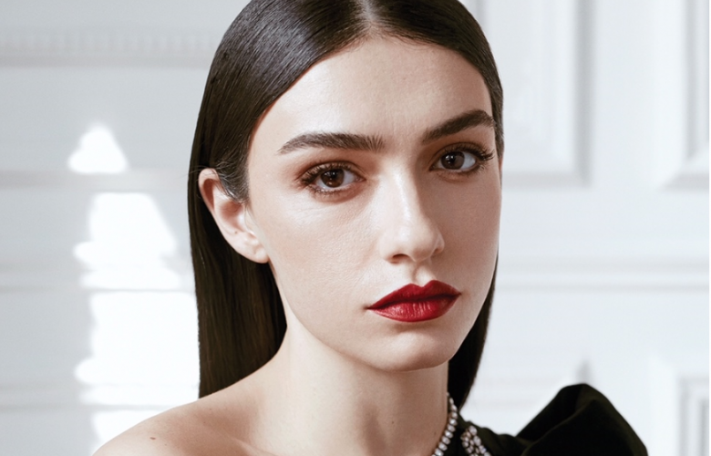 Hazar Ergüçlü makyajsız halini paylaştı, takipçileri şok oldu!