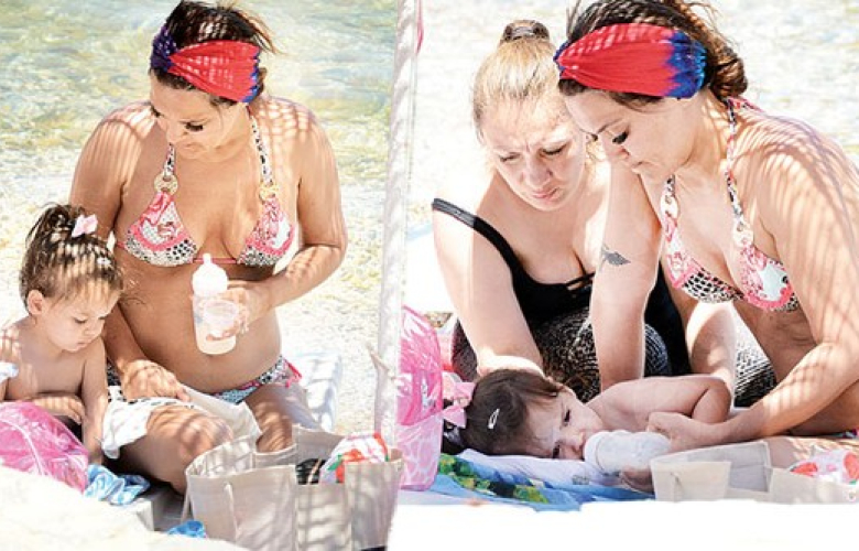 Demet Akalın, kızı Hira ile halk plajına gitti