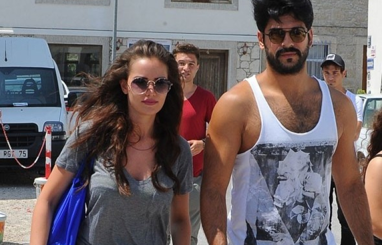 Burak Özçivit ile Fahriye Evcen, Çeşme'de halk plajında!