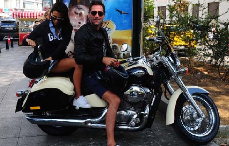 Bekir Aksoy ve eşi Derya Çavuşoğlu İstanbul'a döndü!