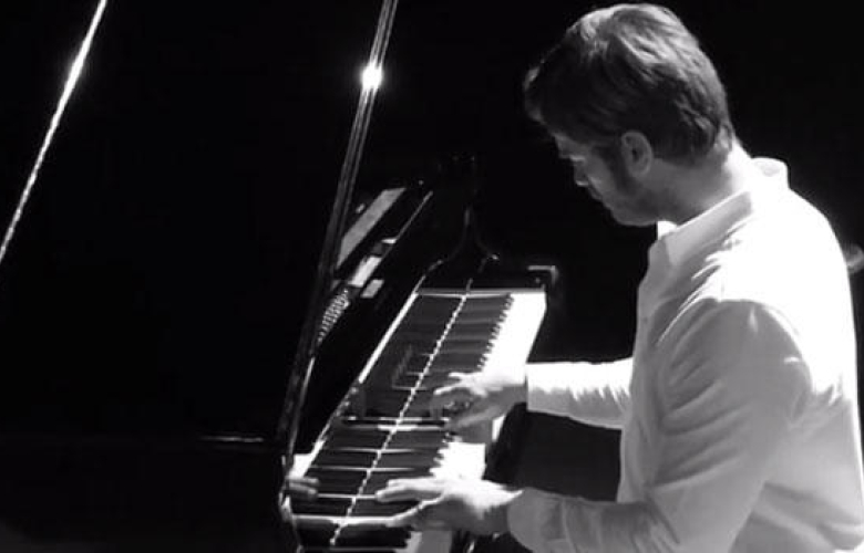 Kıvanç Tatlıtuğ çaldı, hayranları mest oldu!