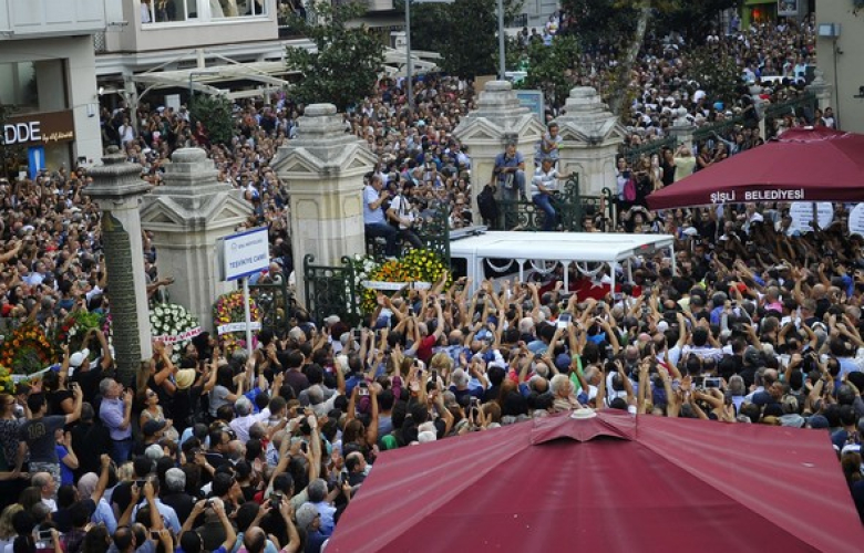 Tarık Akan &quot;gözyaşlarıyla&quot; uğurlandı... 