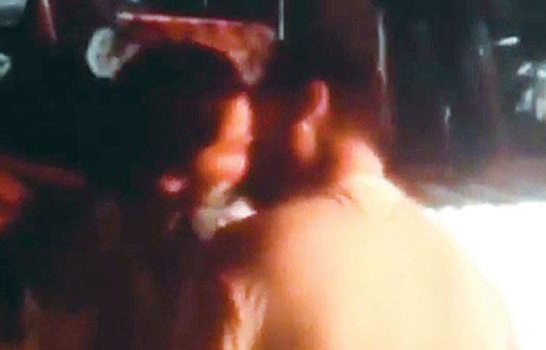 Deniz Akkaya ve sevgilisi Mikonos’ta dudak dudağa!