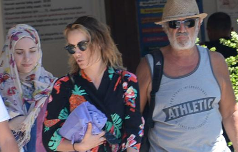 Gamze Özçelik kız kardeşiyle tatilde