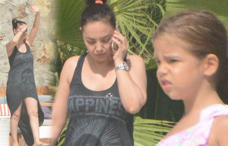 Ebru Gündeş kızıyla tatilde