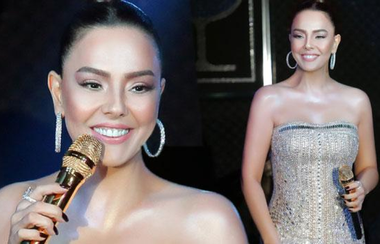 Ebru Gündeş altın mikrofonla şarkı söyledi