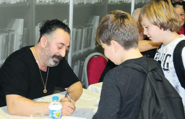 Cem Yılmaz'ın imza günü tam 8 saat sürdü!