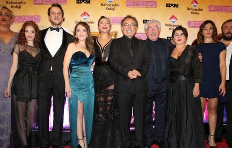 "Aile Arasında" filminin galasına ünlü akını