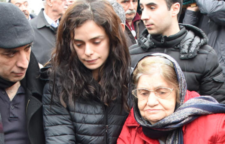Özge Özpirinçci'nin dede acısı